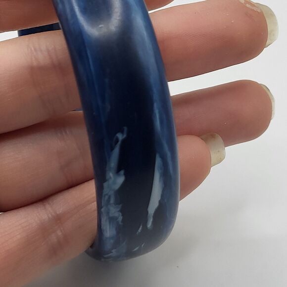 Beautiful Navy Blue Marbled Acrylic Bangle Bracelet 8in - Picture 4 of 4